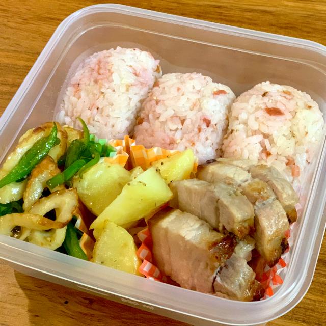 タッパー弁当シリーズ 梅干しと鰹節の混ぜごはんにぎり弁当/ふくすけ
